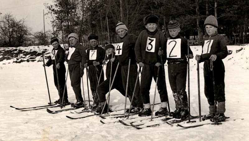 Historické foto - mladí lyžaři